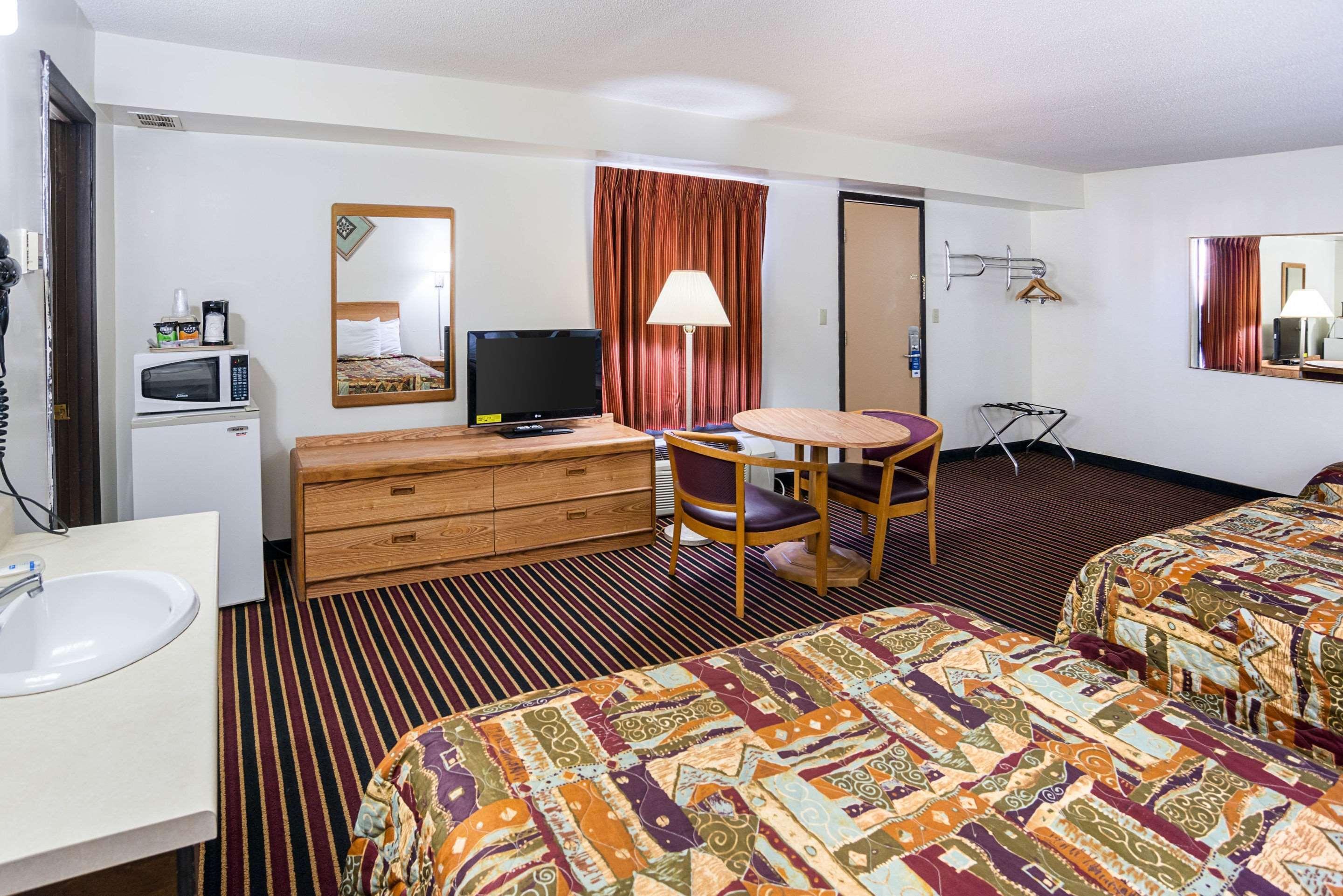 Rodeway Inn & Suites Austin Bagian luar foto